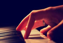 太诡异了！美国一女子为健身练习四足跑步，外国女孩四肢跑